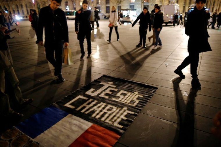 Des personnes se rassemblent sur la place de la République pour rendre hommage aux victimes de l'attentat de l'année précédente contre le journal satirique français Charlie Hebdo à Paris