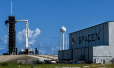 Le groupe aérospatial SpaceX a dégagé, pour la première fois, des bénéfices, au troisième trimestre, en grande partie grâce à sa diversification dans les centres de données ("cloud") ( AFP / CHANDAN KHANNA )