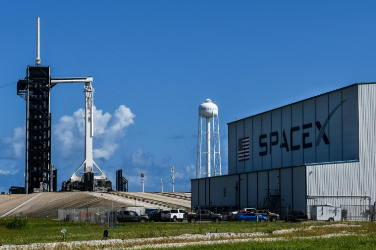 Le groupe aérospatial SpaceX a dégagé, pour la première fois, des bénéfices, au troisième trimestre, en grande partie grâce à sa diversification dans les centres de données ("cloud") ( AFP / CHANDAN KHANNA )