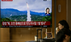Un écran dans une gare de Séoul diffuse des images d'un essai de missile nord-coréen, le 3 octobre 2026 ( AFP / Philip FONG )