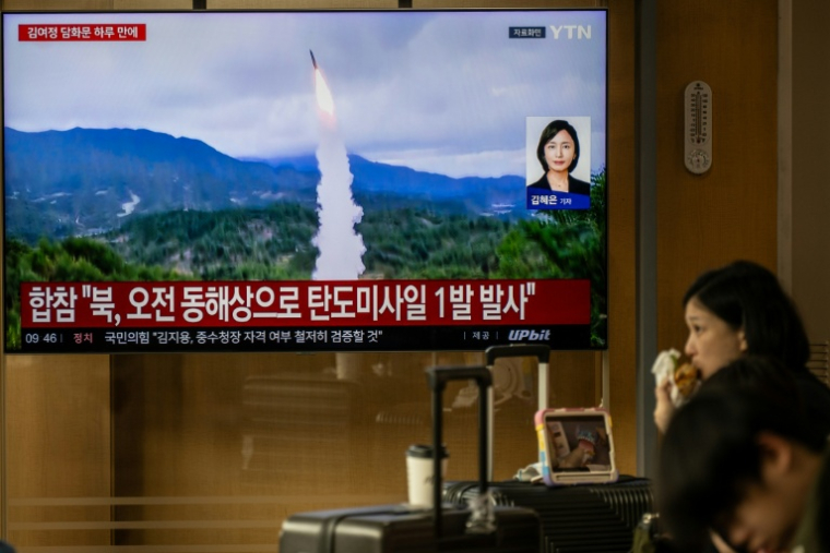 Un écran dans une gare de Séoul diffuse des images d'un essai de missile nord-coréen, le 3 octobre 2026 ( AFP / Philip FONG )