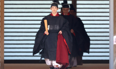 Le prince Hisahito du Japon, fils du prince héritier Akishino, vêtu d'un costume traditionnel, part pour une cérémonie de passage à l'âge adulte au palais impérial de Tokyo, le 6 septembre 2025 ( POOL / YOSHIKAZU TSUNO )