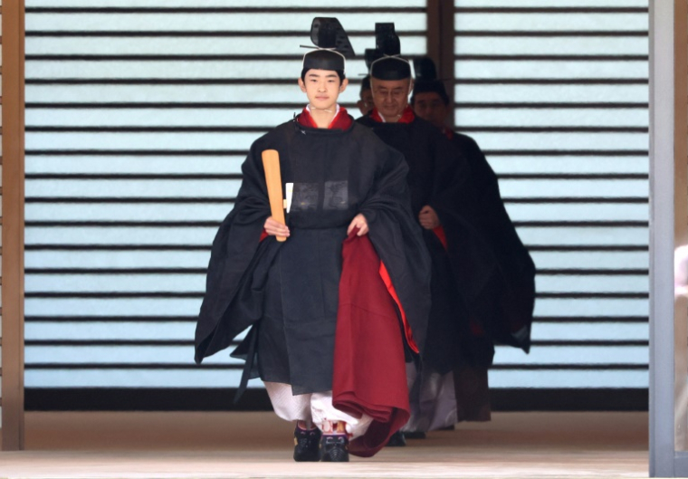 Le prince Hisahito du Japon, fils du prince héritier Akishino, vêtu d'un costume traditionnel, part pour une cérémonie de passage à l'âge adulte au palais impérial de Tokyo, le 6 septembre 2025 ( POOL / YOSHIKAZU TSUNO )