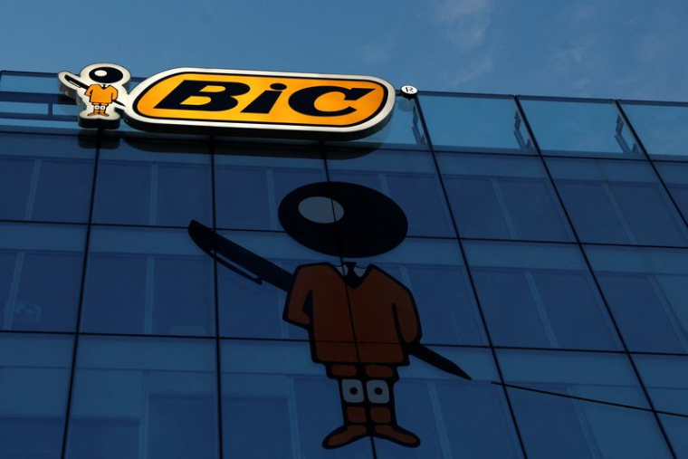 Le logo BIC au siège de la société à Clichy près de Paris