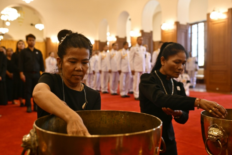 Des personnes en deuil rendent hommage à la princesse défunte Bajrakitiyabha Mahidol au Grand Palais, le 13 juin 2026 à Bangkok, en Thaïlande ( AFP / ANTHONY WALLACE )