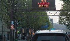 Un message d'alerte sur un écran de la chaîne NHK, signalant un risque de tsunami après un séisme qui a frappé le nord du Japon, le 20 avril 2026 à Tokyo ( JIJI Press / STR )