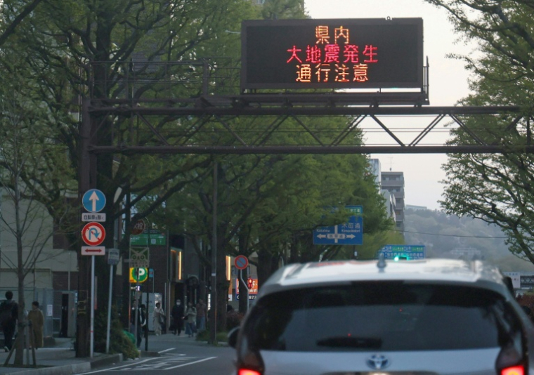 Un écran électronique affiche un message d'alerte sur le séisme qui a frappé le nord du Japon, le 20 avril 2026 à Sendai, dans la préfecture de Miyagi ( JIJI Press / STR )