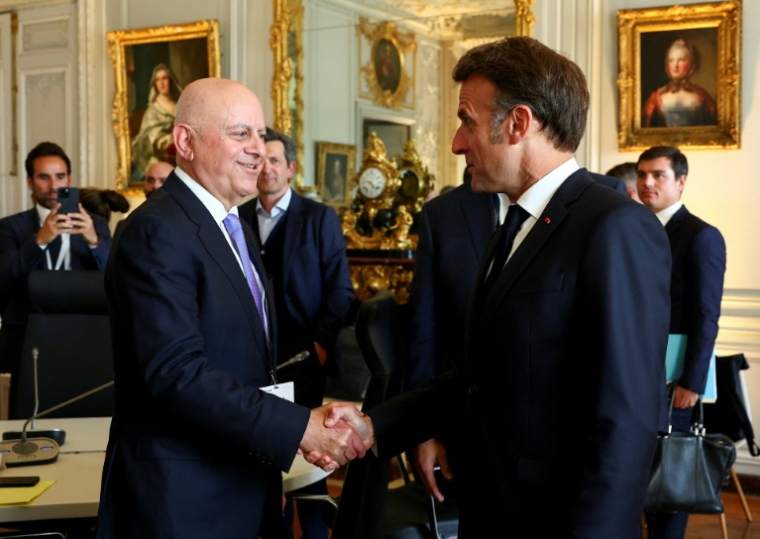 Le président Macron et le patron de Prologis Hamid Moghadam , lors du sommet Choose France à Versailles, le 19 mai 2025 ( POOL / Gonzalo Fuentes )
