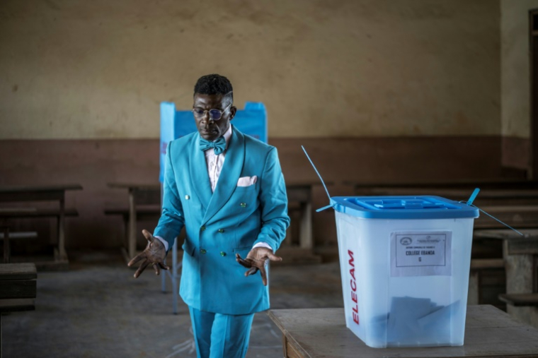 Un électeur camerounais dans un bureau de vote à Yaoundé, le 12 octobre 2025 ( AFP / MARCO LONGARI )