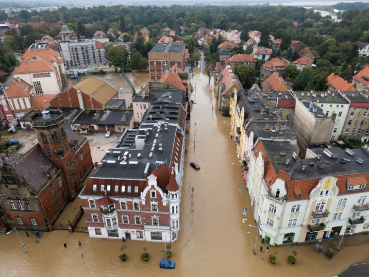 Vue générale d'une zone inondée à Nysa, en Pologne