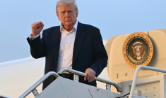 Donald Trump à bord d'Air Force One le 4 mai 2025 ( AFP / SAUL LOEB )