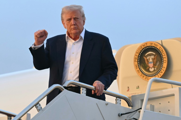 Donald Trump à bord d'Air Force One le 4 mai 2025 ( AFP / SAUL LOEB )