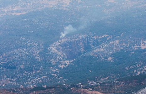 De la fumée monte à Kfarshouba, vue depuis le village de Khiam, près de la frontière avec Israël