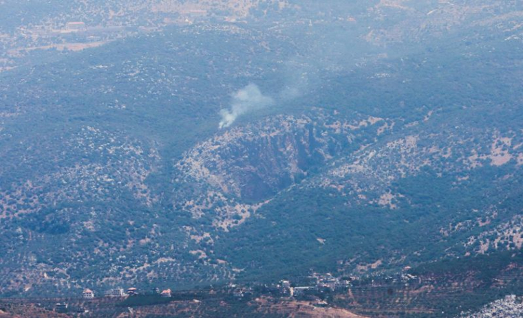 De la fumée monte à Kfarshouba, vue depuis le village de Khiam, près de la frontière avec Israël