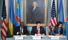 Le secrétaire d'Etat américain Marco Rubio (c),  la ministre de la RDC Thérèse Kayikwamba Wagner et le ministre rwandais Olivier Nduhungirehe signent un accord de paix, le 27 juin 2025 à Washington ( AFP / Mandel NGAN )