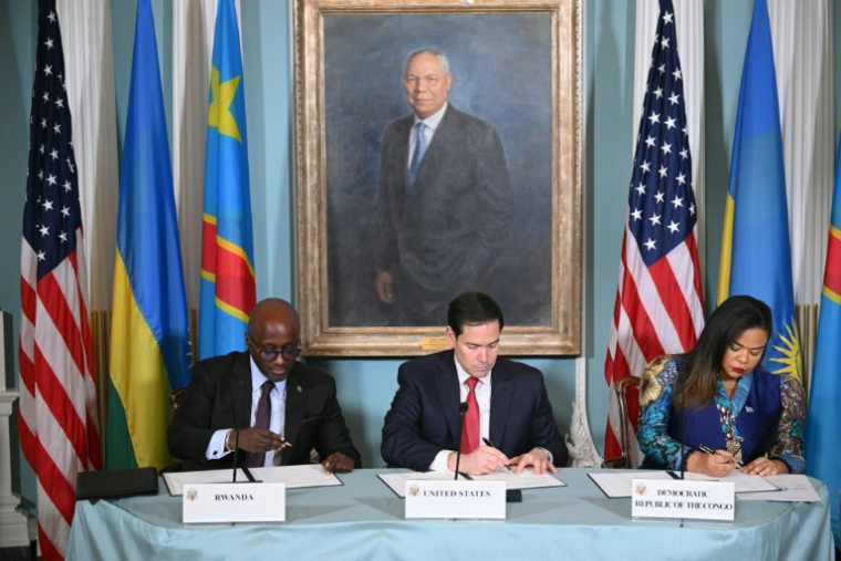 Le secrétaire d'Etat américain Marco Rubio (c), la ministre de la RDC Thérèse Kayikwamba Wagner et le ministre rwandais Olivier Nduhungirehe signent un accord de paix, le 27 juin 2025 à Washington ( AFP / Mandel NGAN )