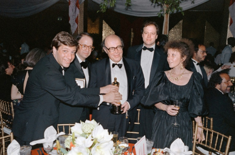 Marcel Ophüls, au centre, avec son Oscar reçu pour le meilleur film documentaire, le 29 mars 1988 à Hollywood aux Etats-Unis, pour "Hotel Terminus - Klaus Barbie, sa vie et son temps", entouré de Peter Kovler, Jon Friedman, Hamilton Fish et Catherine Zins ( AFP / Mark LOUNDY )