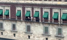 Le groupe sud-coréen BTS salue ses fans depuis le balcon du palais présidentiel mexicain