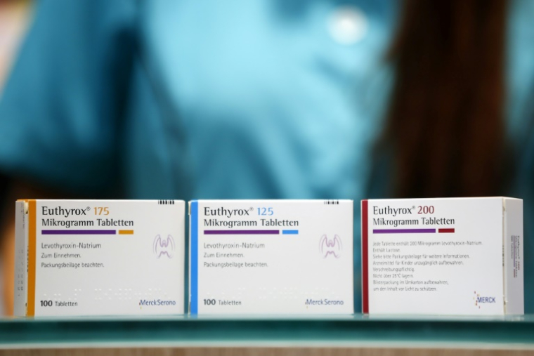 L'Agence française du médicament (ANSM) a annoncé que le traitement Euthyrox, identique à l'ancienne formule (Levothyrox) prescrit dans les maladies de la thyroïde, continuera à être distribué "jusqu'à fin 2028" en France ( AFP / PASCAL POCHARD-CASABIANCA )