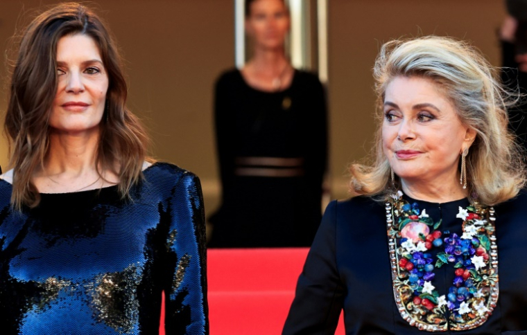 Les actrices françaises Catherine Deneuve et Chiara Mastroianni, ici sur le tapis rouge de Cannes le 21 mai 2024, ont rejoint les quelque 900 signataires d'une lettre condamnant le "silence" sur le "génocide" à Gaza publiée en marge du Festival ( AFP / Valery HACHE )