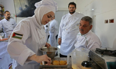 Des jeunes Palestiniens apprennent les bases de la cuisine à la Smile Kitchen Academy, dans le quartier de Rimal à Gaza, le 24 juin 2026 ( AFP / Omar AL-QATTAA )