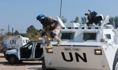 Un casque bleu de la FINUL à Naqoura, dans le sud du Liban
