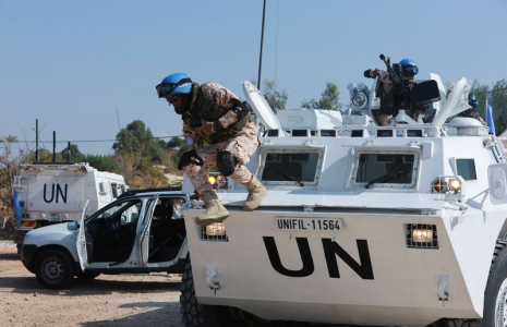 Un casque bleu de la FINUL à Naqoura, dans le sud du Liban