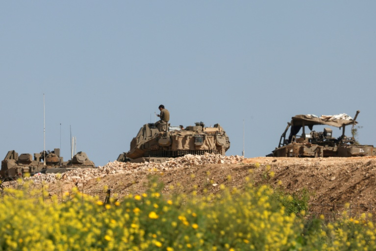 Un soldat israélien assis sur un char positioné en Haute Galilée, dans le nord d'Israël, près de la frontière avec le Liban, le 24 mars 2026 ( AFP / Jalaa MAREY )
