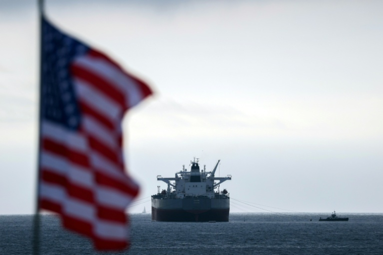 Un drapeau américain flotte au vent devant le pétrolier CHIOS, ancré au large de la raffinerie Chevron d’El Segundo, en Californie, le 4 mars 2026, aux Etats-Unis ( AFP / Patrick T. Fallon )