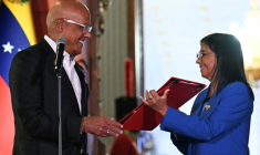 La présidente par intérim du Venezuela Delcy Rodriguez se voit remettre la loi d'amnistie par le président de l'Assemblée nationale Jorge Rodriguez, le 19 février 2026 au palais de Miraflores à Caracas ( AFP / Juan BARRETO )