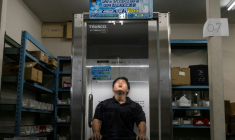 Taichi Konishi, employé de la société Konoe, fait une pause dans la cabine réfrigérée commercialisée par Trusco Nakayama, à Higashiosaka, dans la préfecture d'Osaka, le 21 août 2026 ( AFP / ANDREW CABALLERO-REYNOLDS )