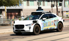 Un véhicule Waymo sans conducteur à Tempe, en Arizona, le 15 septembre 2025 ( AFP / CHARLY TRIBALLEAU )