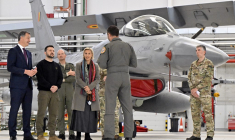 Le Premier ministre belge Alexander De Croo, Volodymyr Zelensky, et la ministre belge de la Défense Ludivine Dedonder, devant un avion F-16, le 28 mai 2024 ( Belga / ERIC LALMAND )