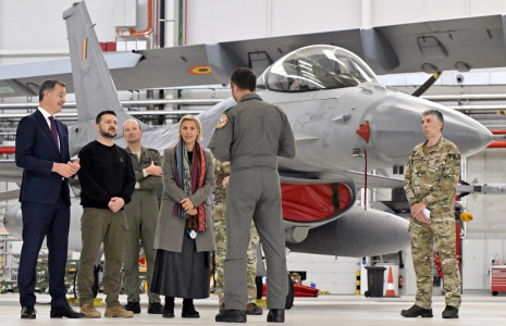 Le Premier ministre belge Alexander De Croo, Volodymyr Zelensky, et la ministre belge de la Défense Ludivine Dedonder, devant un avion F-16, le 28 mai 2024 ( Belga / ERIC LALMAND )