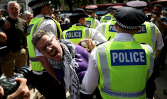 Un manifestant est emmené par des policiers lors d'une manifestation « Lift The Ban » (Lève l'interdiction) en soutien au groupe interdit Palestine Action, qui réclame la levée de l'interdiction récemment imposée, sur Parliament Square, dans le centre de Londres, le 9 août 2025 ( AFP / HENRY NICHOLLS )