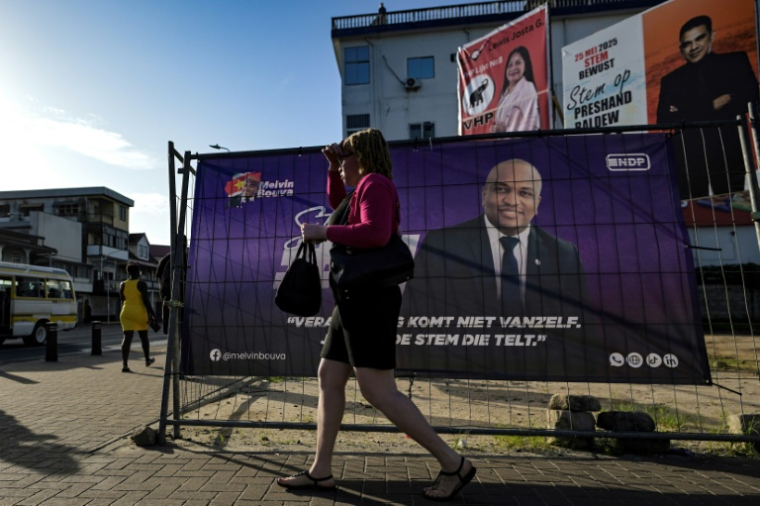 Des affiches électorales dans une rue de Paramaribo avant les élections législatives, le 23 mai 2025 au Suriname ( AFP / Juan BARRETO )