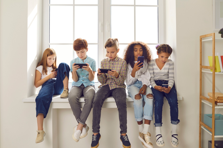 Diverses études ont montré que le fait de posséder un téléphone peut mener à une forme de dépendance. (crédit : Adobe Stock)