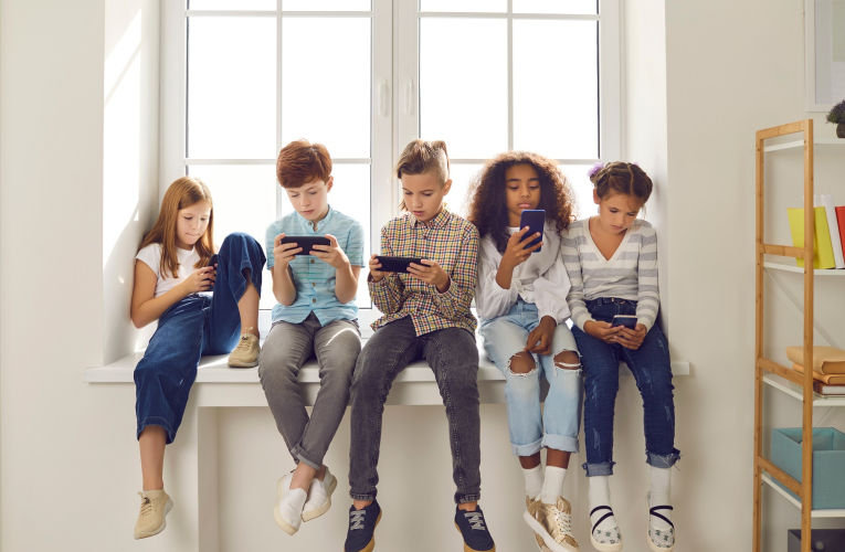 Diverses études ont montré que le fait de posséder un téléphone peut mener à une forme de dépendance. (crédit : Adobe Stock)