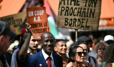 Le maire LFI de Saint-Denis, Bally Bagayoko (c), participe à une marche contre le racisme et l'extrême droite, le 21 juin 2026 à Paris ( AFP / Arnaud FINISTRE )