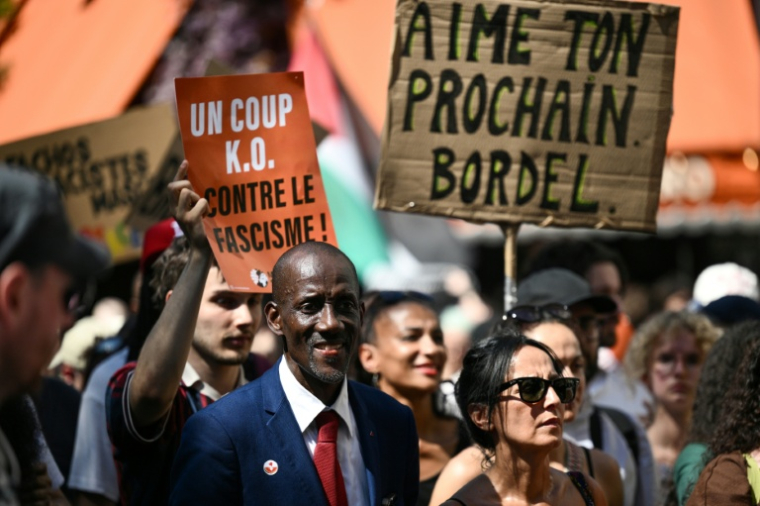 Le maire LFI de Saint-Denis, Bally Bagayoko (c), participe à une marche contre le racisme et l'extrême droite, le 21 juin 2026 à Paris ( AFP / Arnaud FINISTRE )
