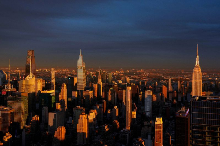 L'Empire State Building et Midtown Manhattan baignent dans la lumière du soleil couchant