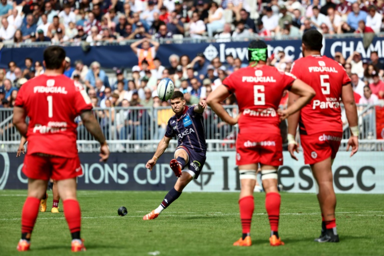 Le demi d'ouverture de Bordeaux-Bègles Matthieu Jalibert passe une transformation contre Toulouse en Champions Cup, le 4 mai 2025 à Bordeaux ( AFP / ROMAIN PERROCHEAU )