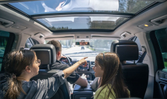 (Enfants enthousiastes dans la voiture sur la route des vacances - Crédits photo : Adobe Stock)
