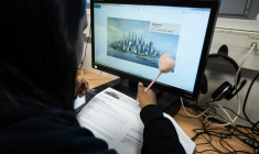 Une élève réalise un exercice lors d'un cours d'intelligence artificielle (IA) au collège Jean Mace à Mulhouse, le 26 mars 2026 dans le Haut-Rhin use. ( AFP / SEBASTIEN BOZON )