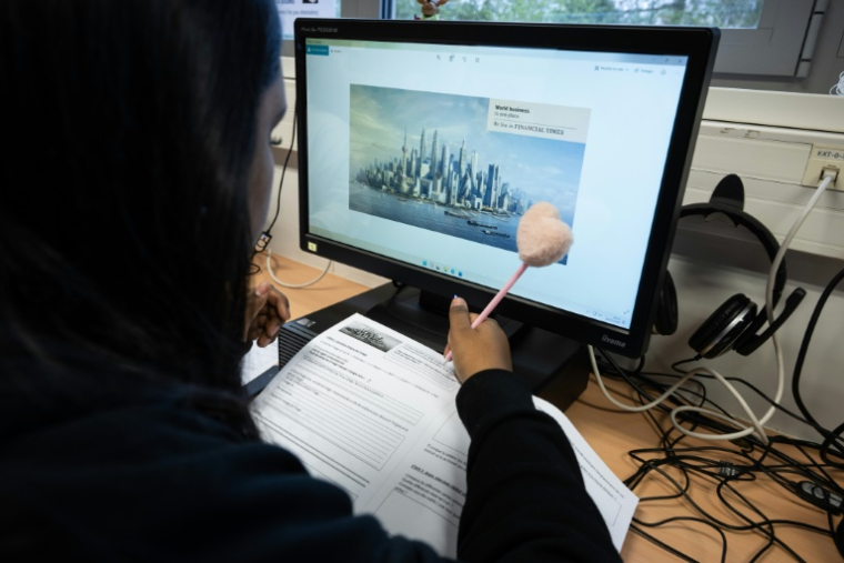 Une élève réalise un exercice lors d'un cours d'intelligence artificielle (IA) au collège Jean Mace à Mulhouse, le 26 mars 2026 dans le Haut-Rhin use. ( AFP / SEBASTIEN BOZON )