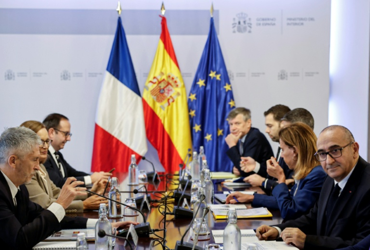Le ministre espagnol de l'Intérieur, Fernando Grande-Marlaska (g), et son homologue français, Laurent Nuñez (d), lors d'une réunion au ministère de l'Intérieur à Madrid, le 24 octobre 2025 ( AFP / OSCAR DEL POZO )