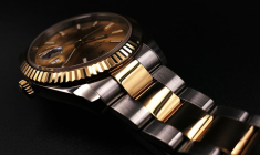 (Crédits photo : Adobe Stock - Achat d'une montre de luxe en bijouterie nécessitant un moyen de paiement adapté)