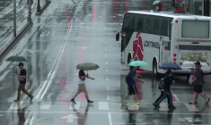 Taipei sous une pluie battante alors que le puissant typhon Champi s'approche de Taïwan