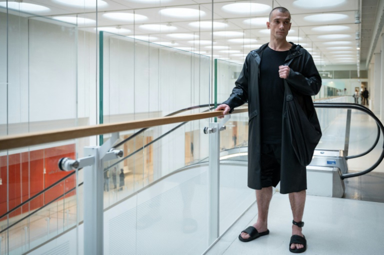 L'artiste russe Piotr Pavlenski, un bracelet électronique à la cheville, arrive au palais de justice de Paris le 26 mai 2025 pour le procès de "Mimi" Marchand ( AFP / LEO VIGNAL )