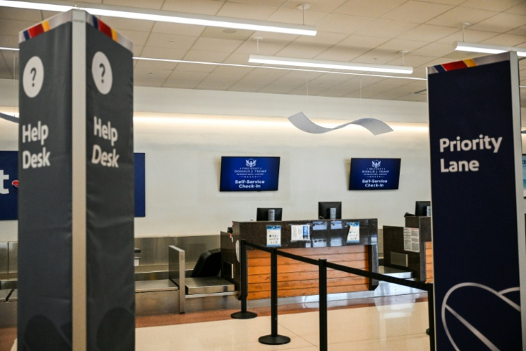 Un nouveau panneau de bienvenue portant l'inscription "Donald J. Trump International Airport" aux comptoirs d'enregistrement de l'aéroport de West Palm Beach, en Floride, le 9 juillet 2026 ( AFP / CHANDAN KHANNA )